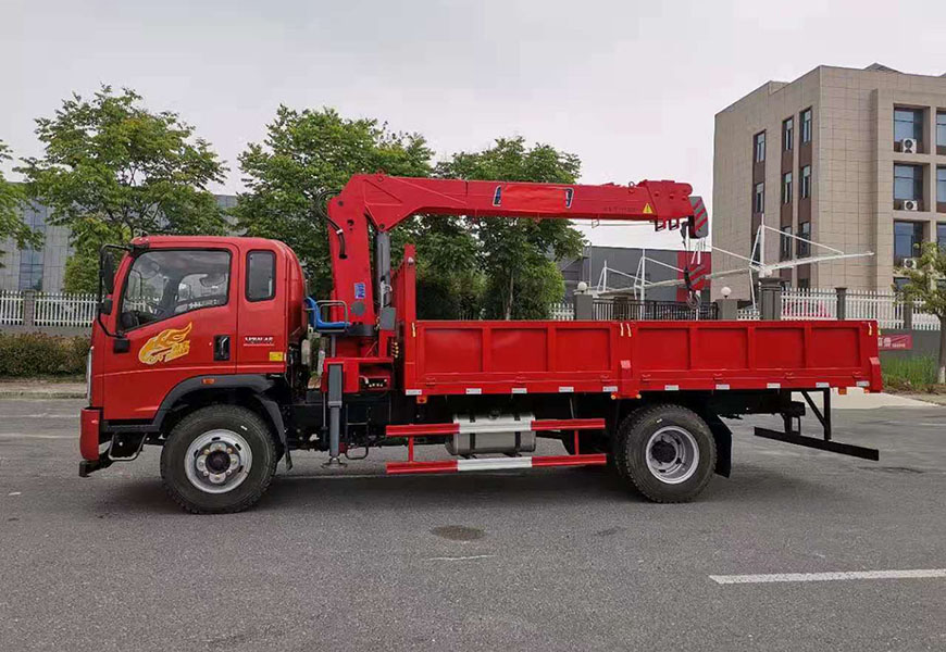 重汽豪曼(國六)4500軸距8噸隨車吊